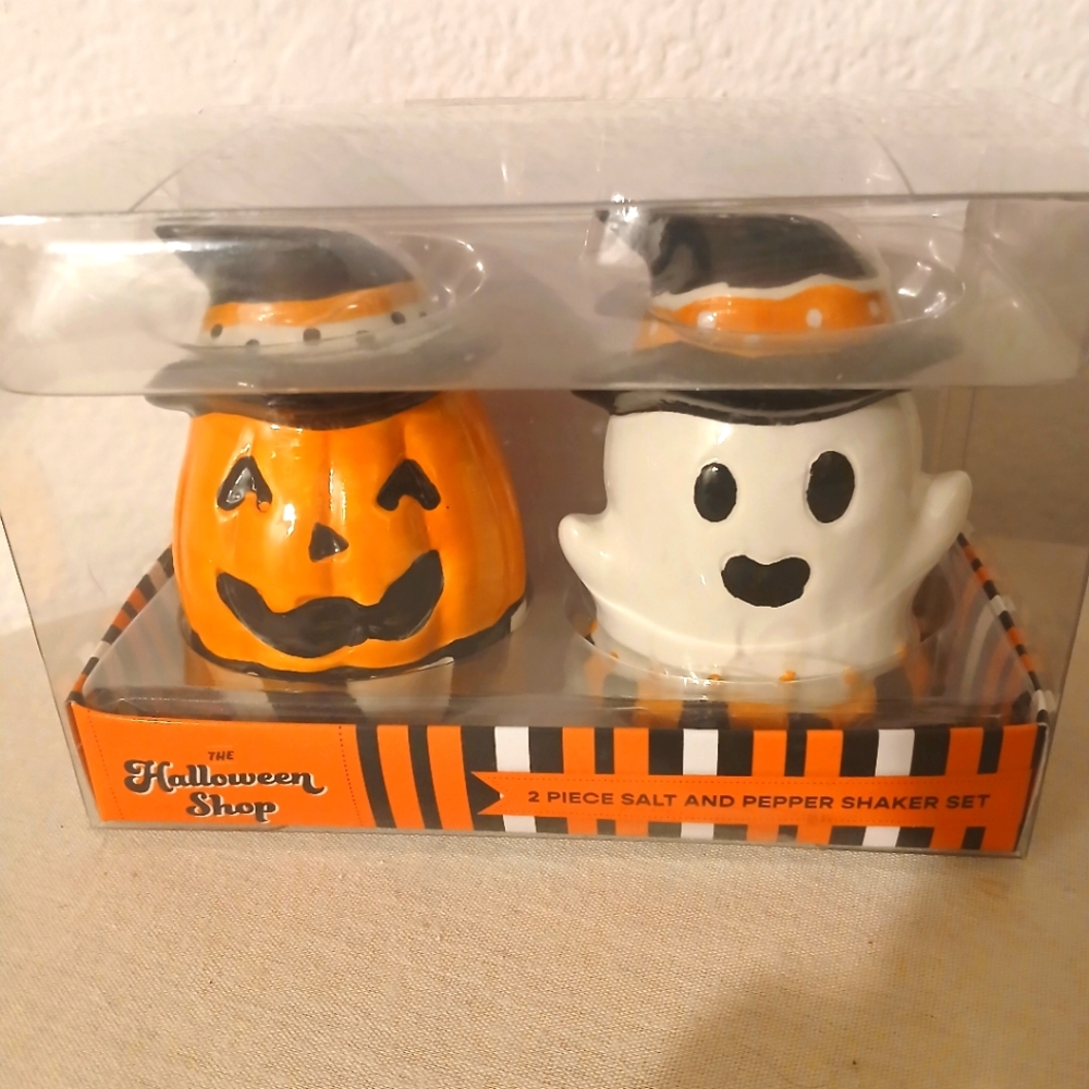 Halloween shoppe  salt and pepper shakers